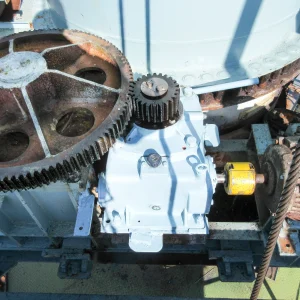 新しいジブクレーン旋回減速機を取り付けた状態とギア周辺の様子