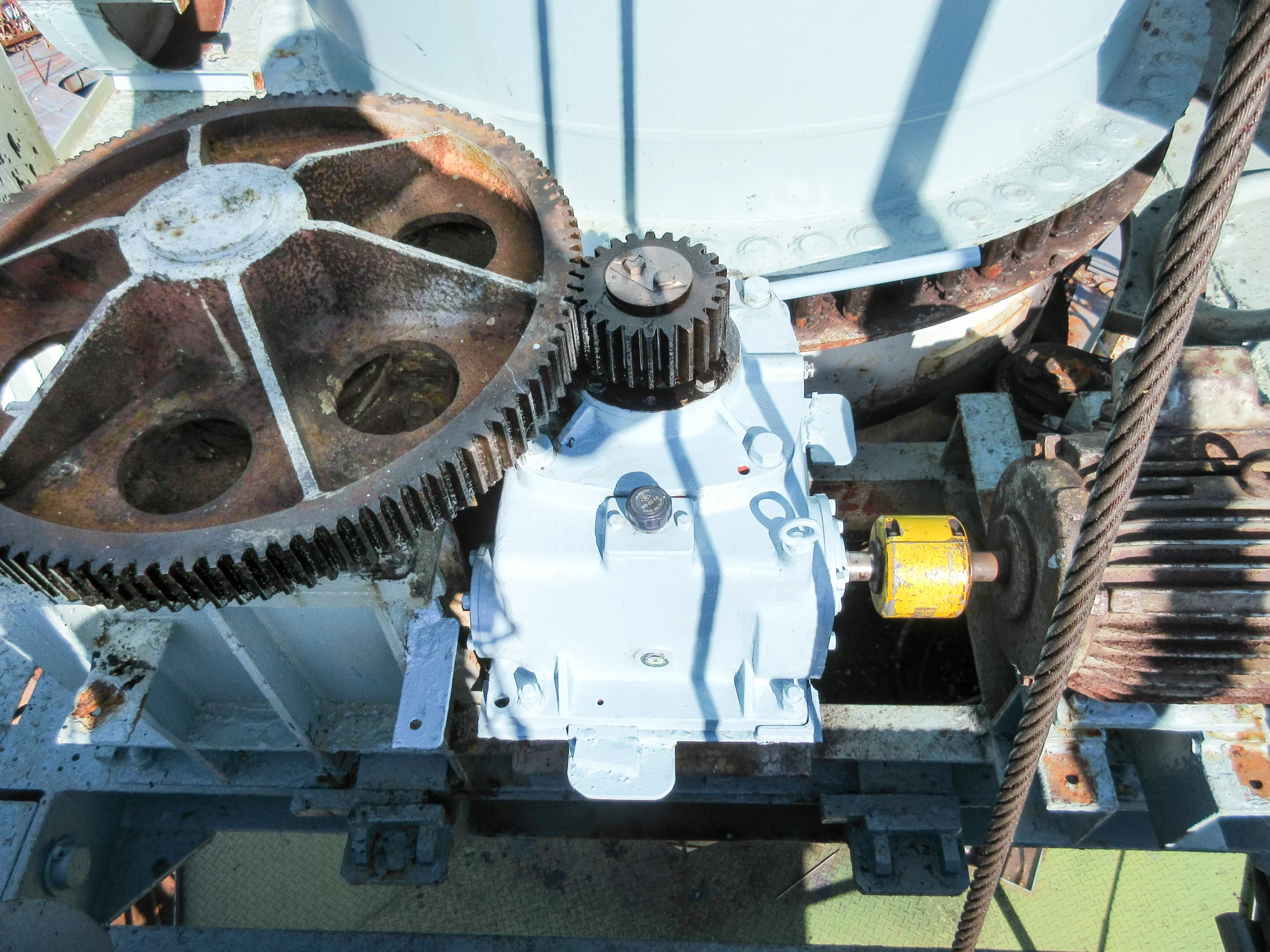 新しいジブクレーン旋回減速機を取り付けた状態とギア周辺の様子