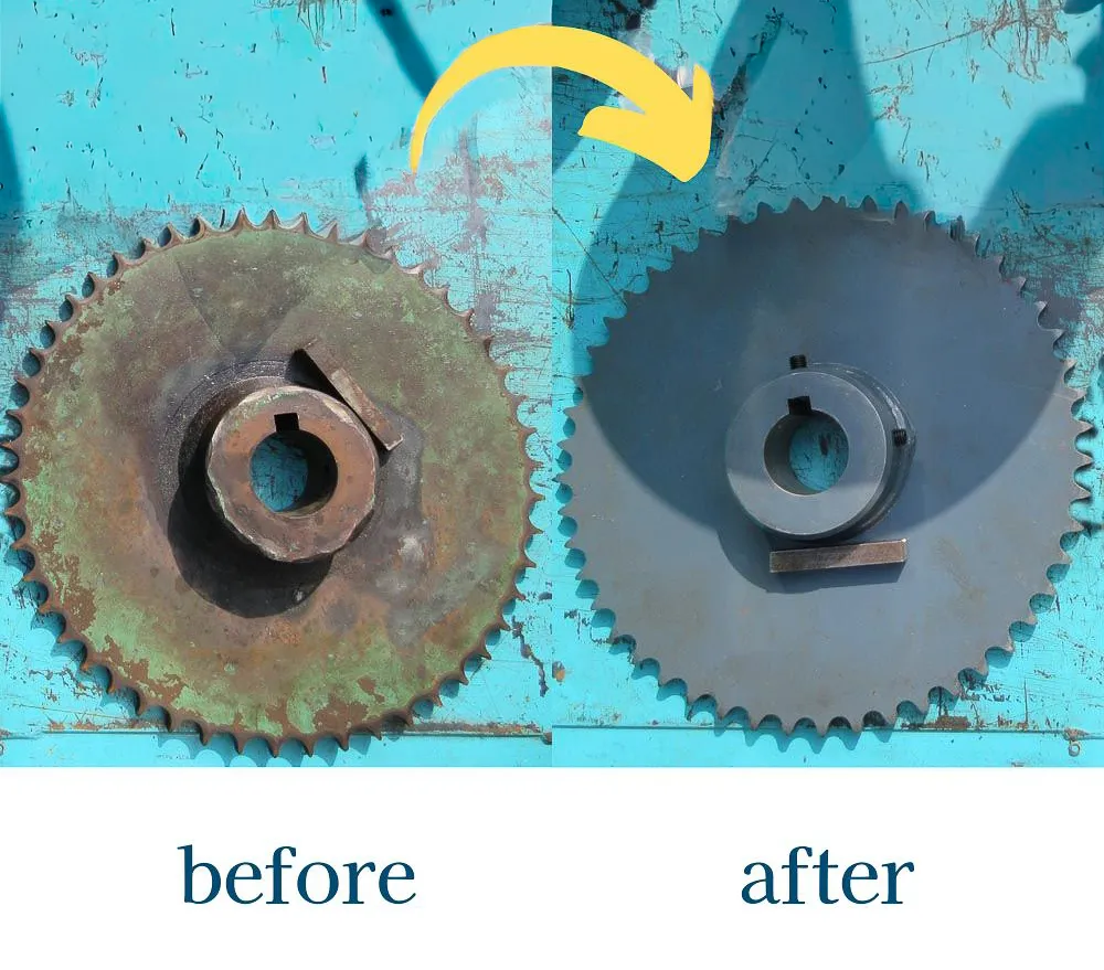 ジブクレーン用スプロケットの新旧比較。長年の使用で歯先が鋭利に摩耗した古い部品と肉厚で正常な形状の新品のスプロケット。