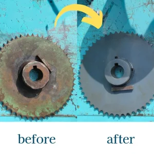 ジブクレーン用スプロケットの新旧比較。長年の使用で歯先が鋭利に摩耗した古い部品と肉厚で正常な形状の新品のスプロケット。
