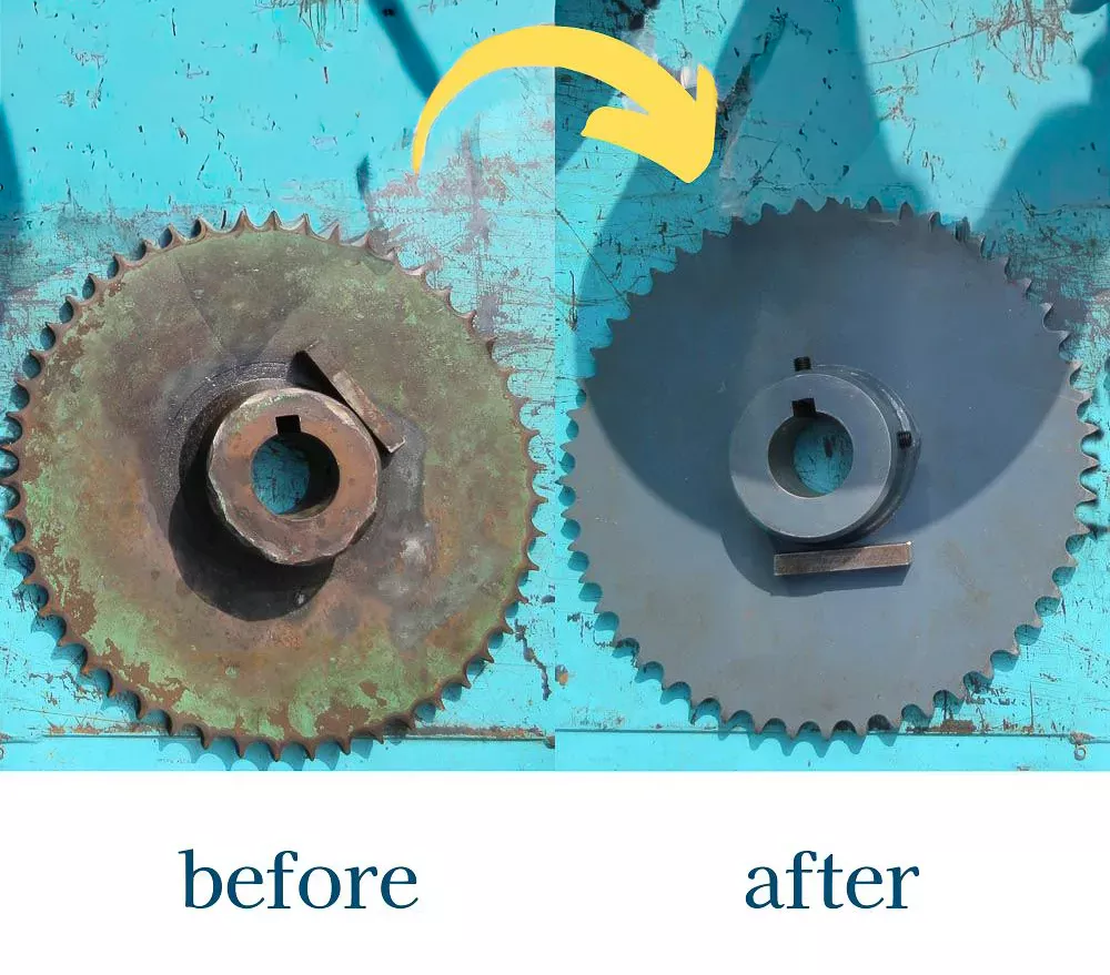ジブクレーン用スプロケットの新旧比較。長年の使用で歯先が鋭利に摩耗した古い部品と肉厚で正常な形状の新品のスプロケット。