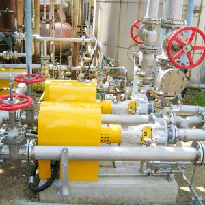 ボイラ給水ポンプの交換・設置完了。自社製作の黄色い保護カバーを装着し、耐久性と視認性を高めた最新の給水システム