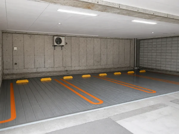 鋼板製床工事により4台収容の平面駐車場へリニューアルされた屋内駐車場