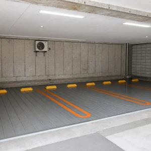鋼板製床工事により4台収容の平面駐車場へリニューアルされた屋内駐車場