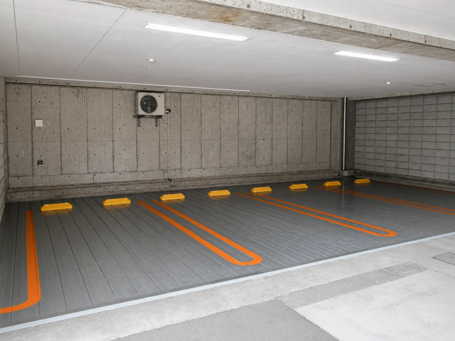 鋼板製床工事により4台収容の平面駐車場へリニューアルされた屋内駐車場