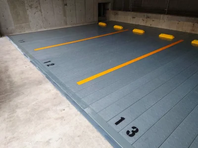 多段式立体駐車場を撤去しアスファルトで平面化した施工後の駐車場