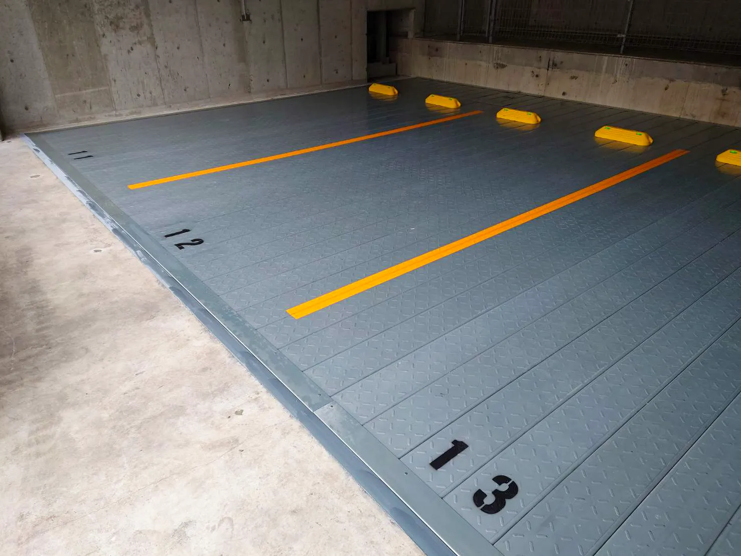 多段式立体駐車場を撤去しアスファルトで平面化した施工後の駐車場